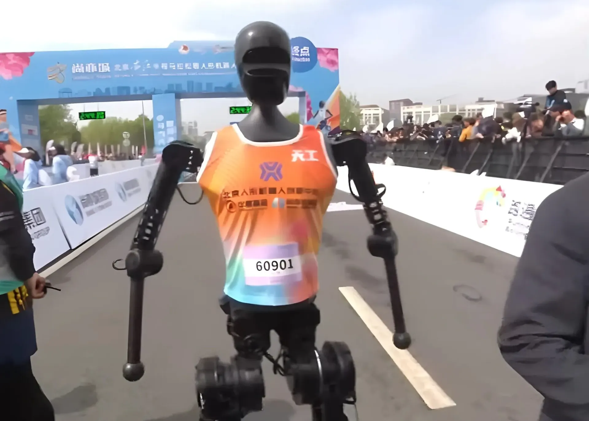 Robôs humanoides enfrentam humanos em meia maratona inédita na China